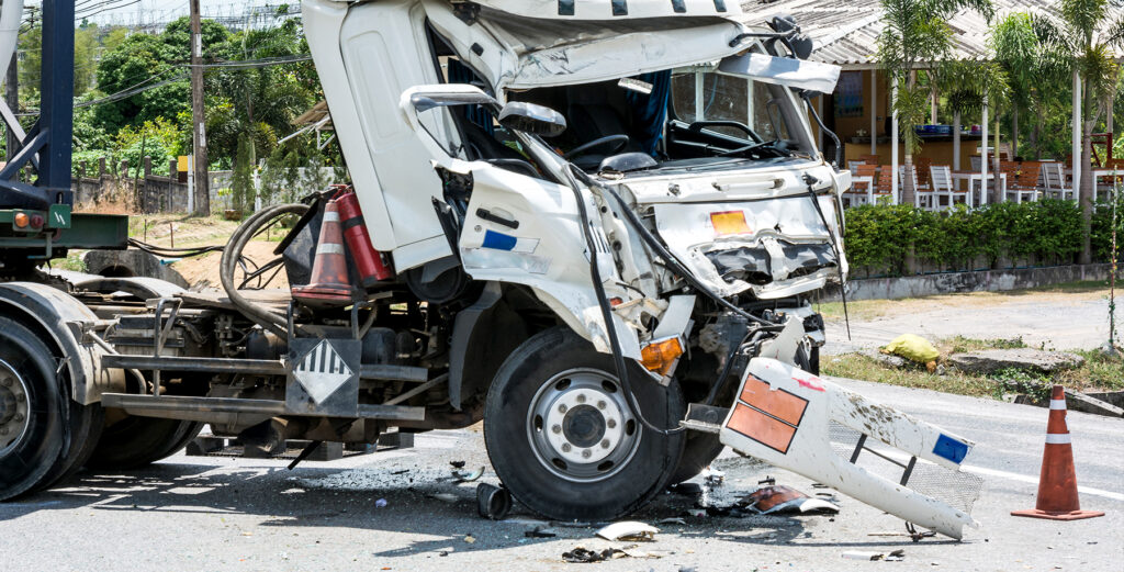 Se está llevando a cabo una investigación después de un accidente de un camión semirremolque en Fresno que afectó a una casa en la parte centro-oeste de la ciudad.