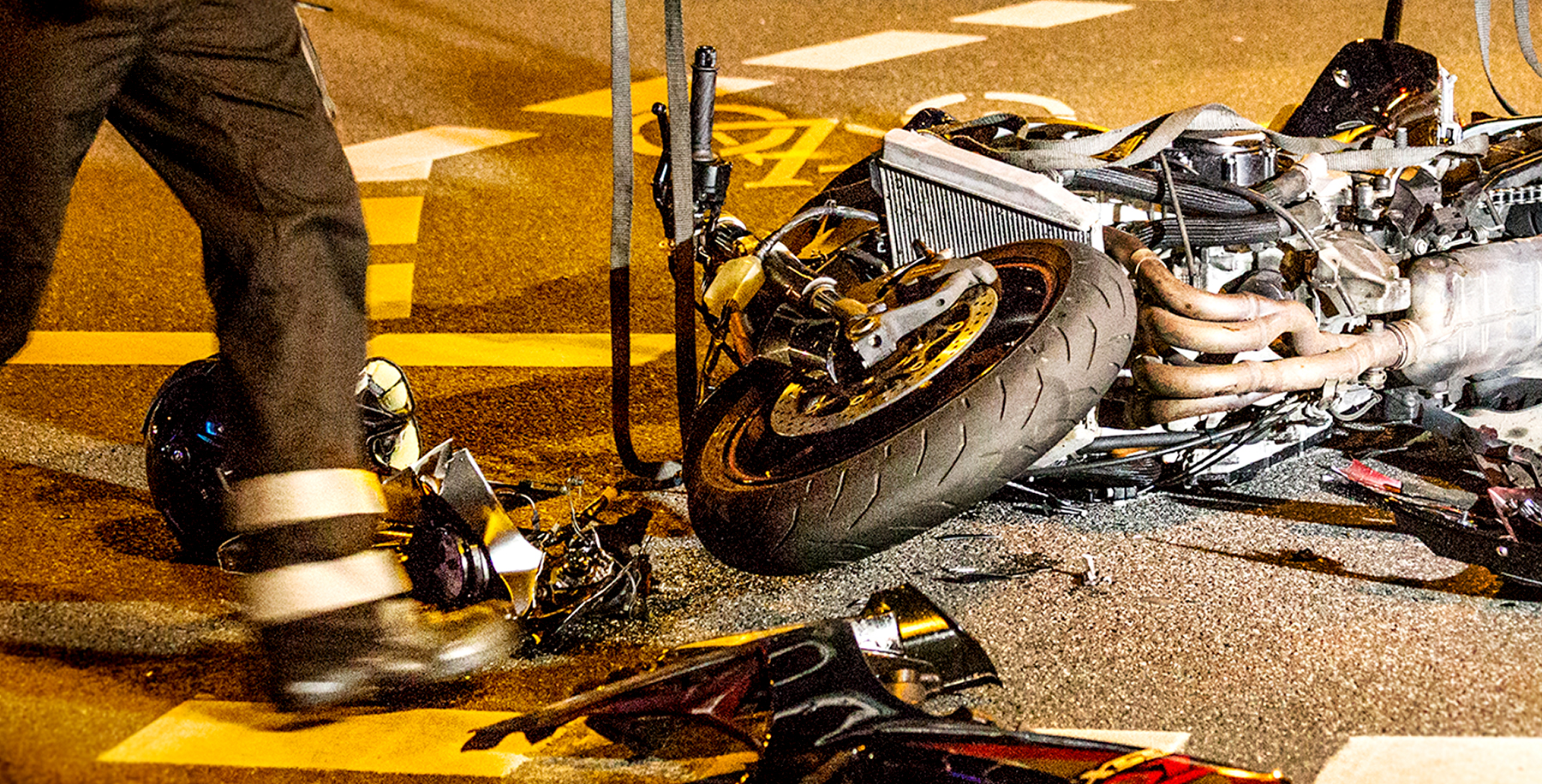 Choque de camión con motocicleta cerca de Fresno deja heridos