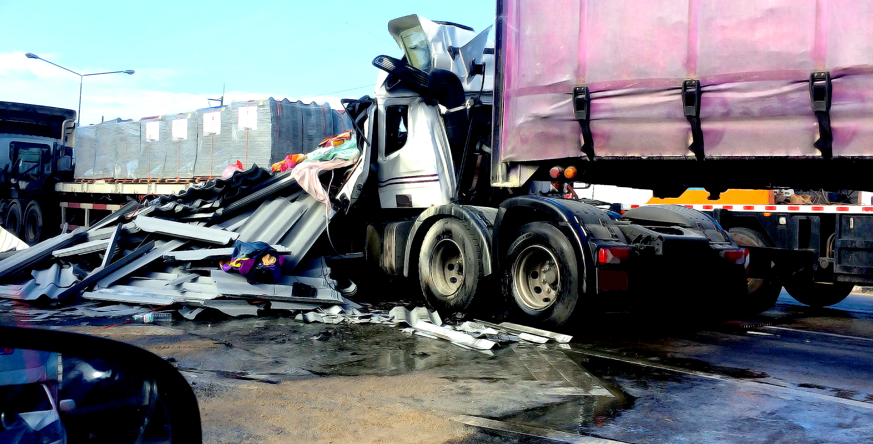 Derrame de gas en la autopista 99 provoca un accidente con varios vehículos en Fresno