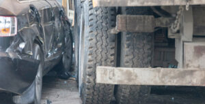 Cómo el conductor de un semirremolque puede provocar un accidente por debajo del vehículo
