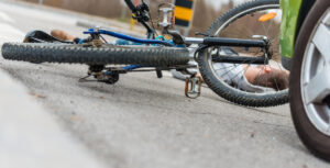 Se informó de una lesión en bicicleta en Fresno luego de una colisión entre una SUV GMC blanca y una bicicleta.