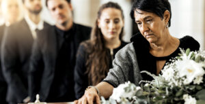 Siempre es trágico cuando muere un ser querido, especialmente si otra persona o entidad fue la causa; sin embargo, un acuerdo por muerte injusta puede ayudar a brindar seguridad financiera y cierre a las familias en duelo.