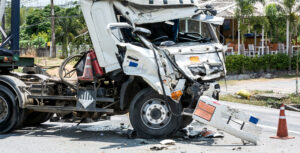 Se está llevando a cabo una investigación después de un accidente de un camión semirremolque en Fresno que afectó a una casa en la parte centro-oeste de la ciudad.