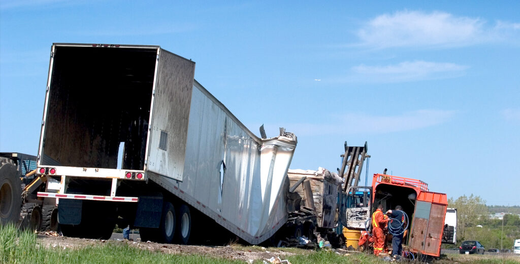 Un accidente de un camión semirremolque en la I-5 cerca de Coalinga causó interrupciones importantes, cerrando la carretera en ambas direcciones el jueves.