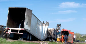 Un accidente de un camión semirremolque en la I-5 cerca de Coalinga causó interrupciones importantes, cerrando la carretera en ambas direcciones el jueves.
